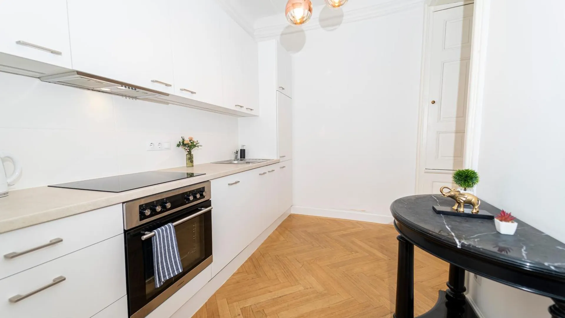 Central Stephansdom Apartment I Netflix I Self Check In Vienna Austria